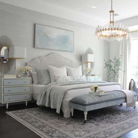 Georgian Bedroom Interiors, Bridgerton Decor Aesthetic, Modern Regency Bedroom, Ice Blue Bedroom Ideas, Bridgerton Decoration Ideas, Regency Inspired Bedroom, Charleston Bedroom Ideas, Bridgerton Bedroom Ideas, Bridgerton House Interior