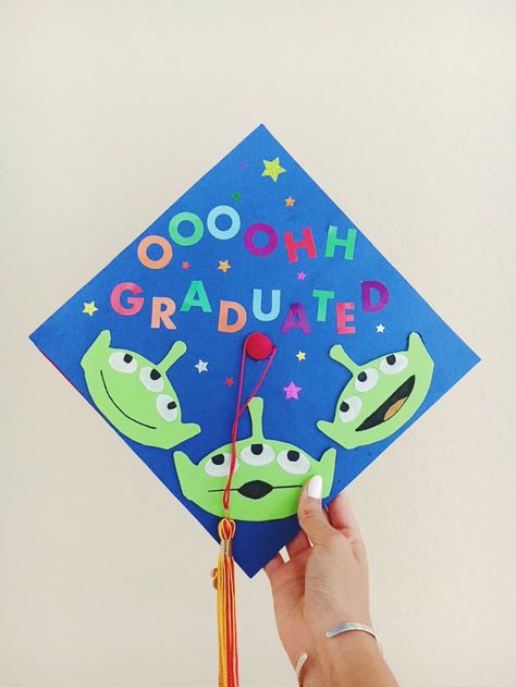 Alien from Toy Story Graduation Cap super cute bright colours ★·.·´¯`·.·★ follow @motivation2study for daily inspiration Alien Graduation Cap, Toy Story Graduation, Graduation Story, Alien From Toy Story, Disney Graduation Cap, Teacher Graduation Cap, Creative Graduation Caps, Disney Graduation, Graduation Cap Decoration Diy