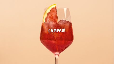 Es ist der Sommerdrink schlechthin und eine gute Alternative zum Aperol Spritz: der Camapri Amalfi erfrischt mit seinem Zitrus-Aroma. Wie er gelingt, erfahren Sie hier. Campari Spritz, Bitter Lemon, Aperol Spritz, Summer Cocktails, Fun Drinks, Amalfi, Bitter, Wine Glass, Lemon