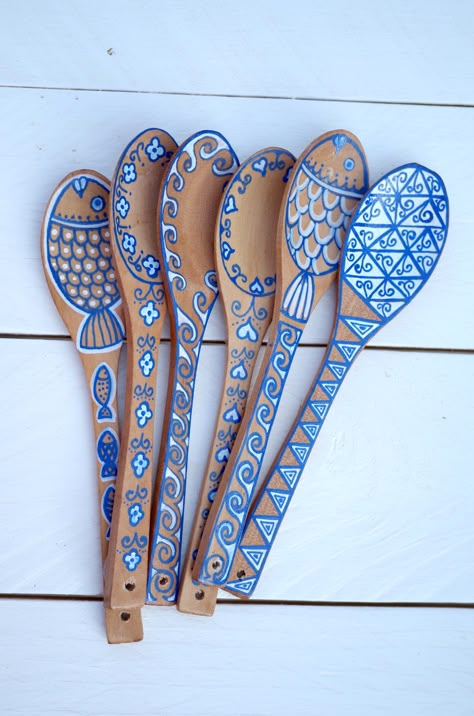 Wooden Spoon Diy, Spoon Painting, Painted Wooden Spoons, Spatula Painting, Spoons Diy, Wooden Spoon Crafts, Wood Burn Spoons, Painted Spoons, Christmas Spoons