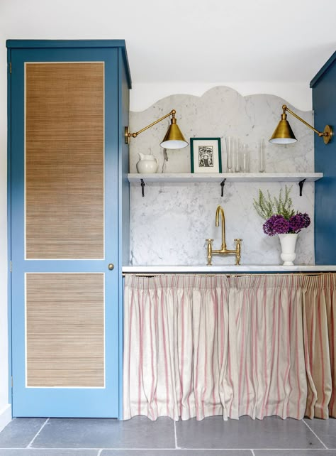 The smart utility room has brass wall lights from Visual Comfort and cupboard façades in Pierre Frey’s ‘Aquila’ wallpaper. Beata Heuman, Sink Skirt, Elegant Bath, Inglenook Fireplace, Dining Room Blue, Butlers Pantry, Classic Kitchen, Brass Wall Light, Boot Room