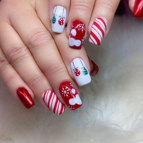 Disney Christmas Manicure, Christmas Vacation Nail Art, Mickey Mouse Nails Christmas, Disney Christmas Nails Short, Disney Nails Characters, Disney Christmas Nails Acrylic, Disney Christmas Nail Art, Winter Disney Nails, Disney Winter Nails