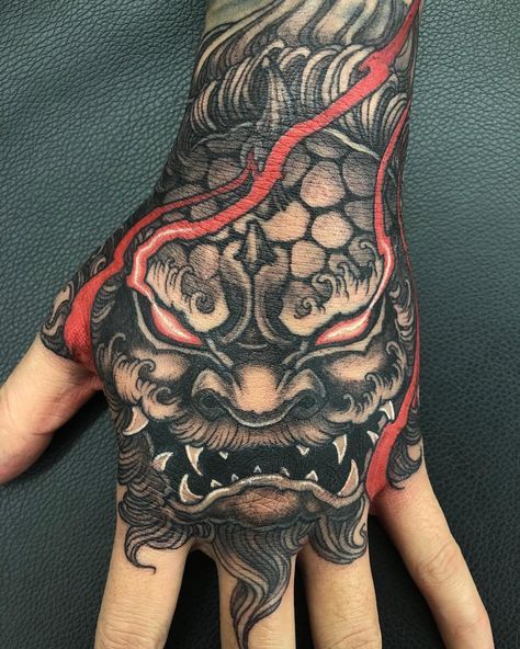 Dog Hand Tattoo, Tato Irezumi, Tatuajes Irezumi, Dragon Hand Tattoo, Foo Dog Tattoo Design, Tattoo Main, Japanese Hand Tattoos, Tato Tradisional, Oni Tattoo