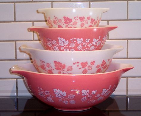 Gooseberry pink pyrex! Pink Gooseberry, Gooseberry Pyrex, Pyrex Display, Pyrex Dishes, Pink Pyrex, Pyrex Collection, Vintage Dishware, Pyrex Bowls, Pink Collection