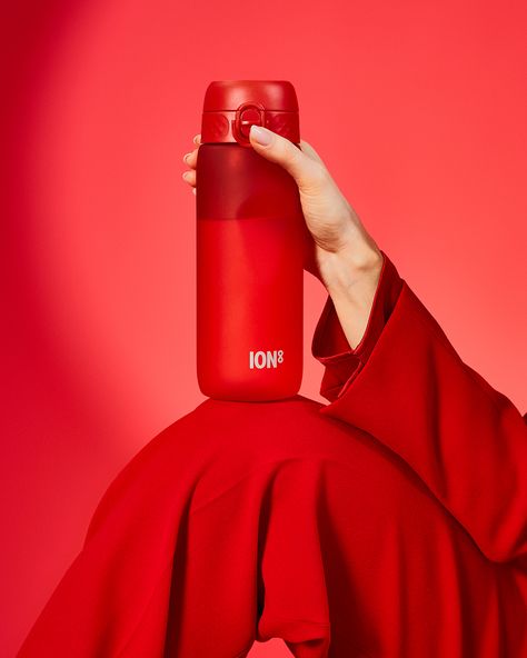 🌞 Dive into summer with ION8's Red 750ml Recyclon Bottle! Crafted for style and sustainability, it's your perfect adventure companion. With a sleek design and sturdy build, stay hydrated in fashion wherever you go. Lightweight and leak-proof, it's ready for any outing. Featuring ION8's Full Flip Lid for easy sipping, and made from plant based materials, it's eco-friendly too. Embrace the season with ION8 – where style meets sustainability! 🌺🌿🌊 #ION8 #SummerVibes #EcoFriendly Vitamin Bottle, Leak Proof Water Bottle, Drinks Bottle, Free Sport, Work Place, Carbon Neutral, Sport Water Bottle, Stay Hydrated, Cup Holders