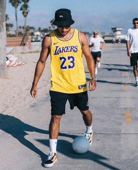 Laker Jersey Outfit Men, Outfits Aesthetic Streetwear, Nba Jersey Outfit, Lakers Outfit, Fashion Outfits Aesthetic, Basketball Jersey Outfit, Asian Men Fashion, Nba Outfit, Jordan Outfit