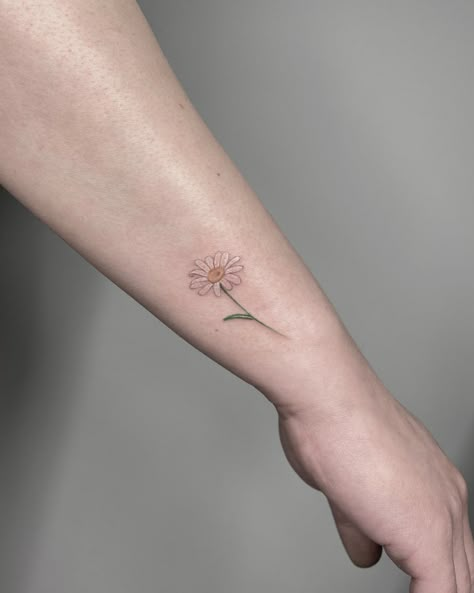 Fine line tattoo @lydinktattoo Daisy Color Tattoo, Colored Daisy Tattoo, Minimal Daisy Tattoo, Margarita Flower Tattoo, Small Daisy Tattoo Simple, Daisy Tatoos, Fine Line Daisy Tattoo, Edelweiss Tattoo, Small Daisy Tattoo