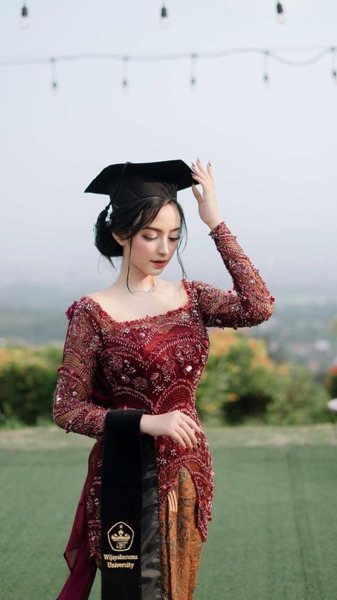 Makeup Wisuda, Graduation Pose, Kebaya Graduation, Kebaya Wedding, Graduation Photography Poses, Simple Style Outfits, Kebaya Dress, Graduation Poses, Graduation Style