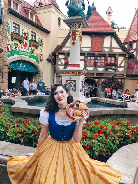 Dapper Day Princess, Snow White Dapper Day, Dapper Day Disneyland Outfits, Disneybound Snow White, Snow White Bounding, Disneyland Dress Outfit, Disney Dapper Day Outfits For Women, Disney Dapper Day Outfits, Epcot Photos