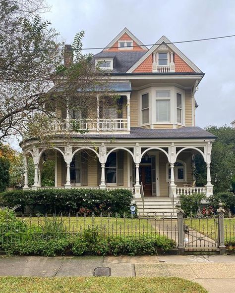 Michael LaBauve,M.Arch on Instagram: "Somewhere in the Garden District 🌳" New Orleans Garden District Homes, New Orleans Houses, New Orleans House, New Orleans Garden, Sims Lots, New Orleans Garden District, Oasis Springs, Victorian Homes Exterior, Goth Houses