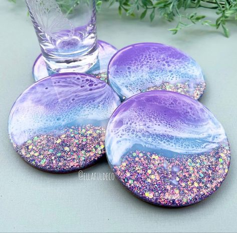 Glitter Resin Coasters, Glitter Projects For Adults, Resin Coaster Design, Small Resin Ideas, Small Epoxy Resin Projects, Cute Resin Ideas, Resin Molds Ideas, Resin Ideas Diy, Things To Put In Resin