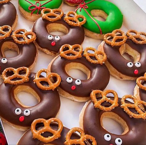 Christmas Doughnut Ideas, Christmas Donuts Ideas, Donuts Aesthetic, Holiday Donuts, Apple Doughnut, Donut Decorating Ideas, Donut Ideas, Fancy Donuts, Halloween Food Crafts