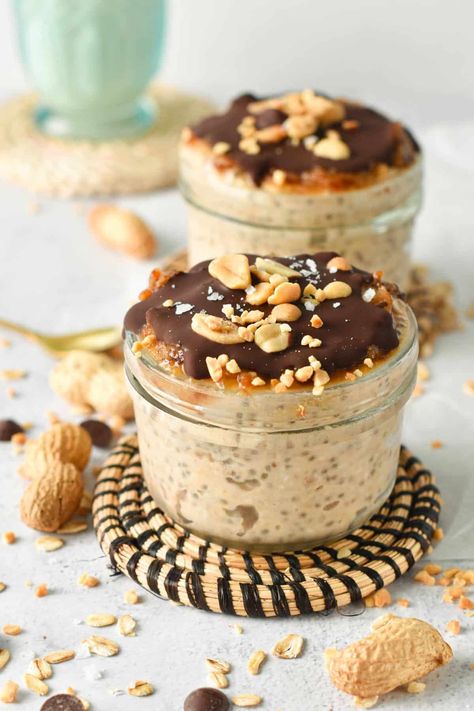 Snickers Overnight Oats, Snickers Dessert, Healthy Snack Packs, Oatmeal Flavors, Overnight Oatmeal, Healthy Food Facts, Desserts Vegan, Frozen Chocolate, Filling Breakfast