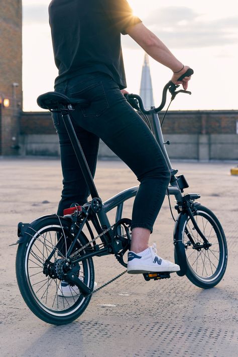 Brompton P Line takes classic "Superlight" folding bicycle to the next level - Bikerumor Brompton Bicycle, Brompton Bike, Battery Lamp, Urban Bike, Apartment Vibes, Folding Bicycle, Commuter Bike, Folding Bike, Red Led