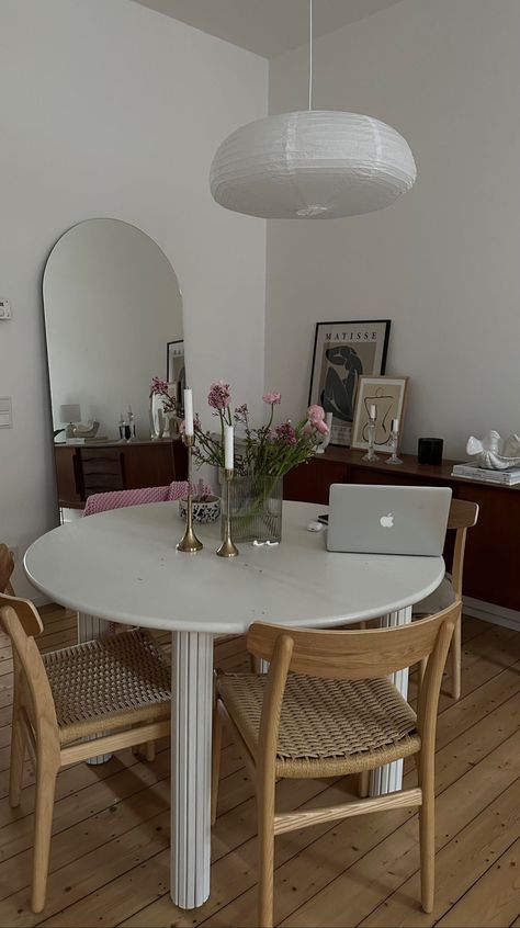 Minimal Round Dining Table, Barstool Aesthetic, Kitchen Table In Apartment, Small Table Apartment, Vintage French Apartment Aesthetic, Small Flat Aesthetic, Aesthetic Bar Stools, Nyc Apartment Dining Room, Round Dining Table Aesthetic