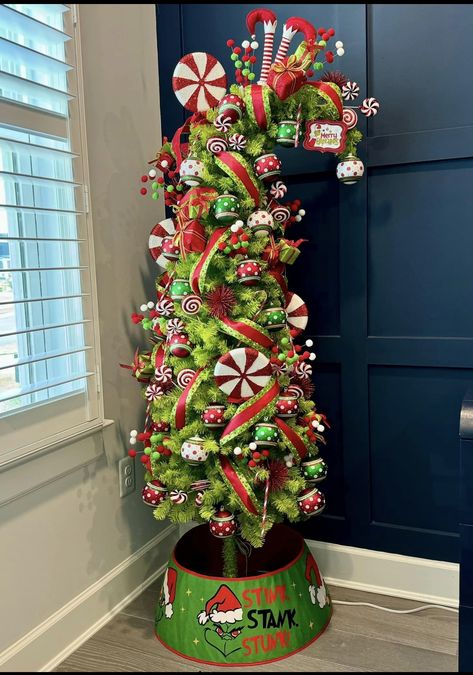 Grinch Decor Ideas, Grinchmas Decorations Diy, Grinch Decor, Grinch Tree, Grinch Trees, Hobby Lobby Decor, Grinch Christmas Party, Whoville Christmas, Lobby Decor