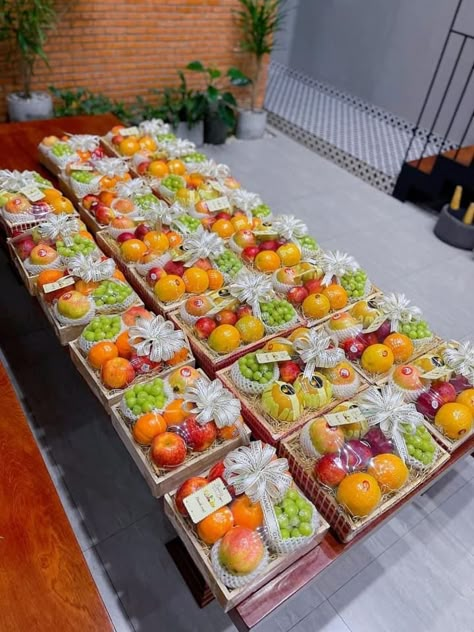 Parcel Buah Seserahan, Fruit Hampers Baskets Gift Ideas, Fruit Gift Basket Ideas, Fruit Parcel, Fruit Basket Ideas Gift, Fruit Basket Diy Gift, Fruit Bouquet Ideas, Fruit Hampers, Food Bouquet