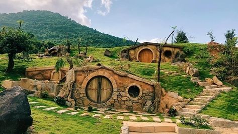 Visit what resembles a hobbit village out of the Lord of the Rings in Hue. You can spend the night there, camping under the stars and enjoying Hue's delicious cuisine in their restaurant. Hobbit Airbnb, Hobbits Aesthetic, Minecraft 2023, Hunting Cabin Ideas, Hobbit Village, Bach Ma National Park, Hobbit Homes, Hobbit Houses, Casa Hobbit