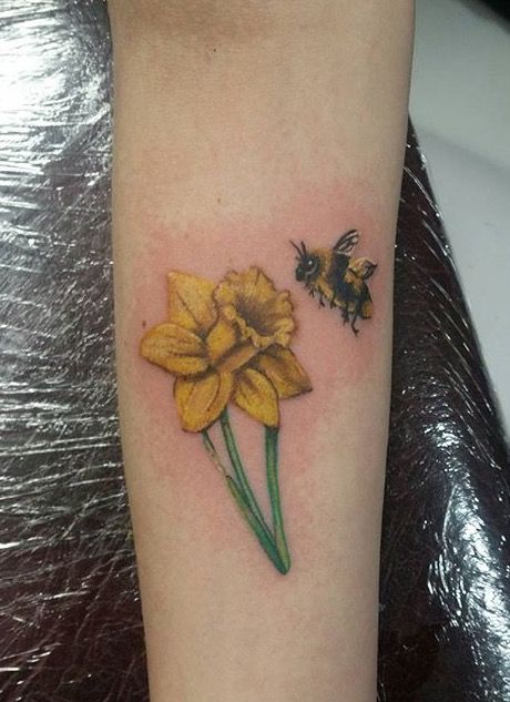 Daffodil and bumblebee Daffodil With Bee Tattoo, Daffodil And Bee Tattoo, Seasons Tattoo, Bee Tattoos, Lillies Tattoo, Larkspur Flower, Thigh Tat, Chakra Tattoo, Daffodil Tattoo