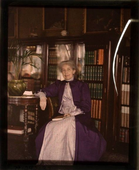 Woman Sitting In Library, 1915 Sitting In Library, Reading In Library, Subtractive Color, Image Positive, Colorized Photos, Portrait Vintage, House Photography, Vintage Woman, Woman Sitting