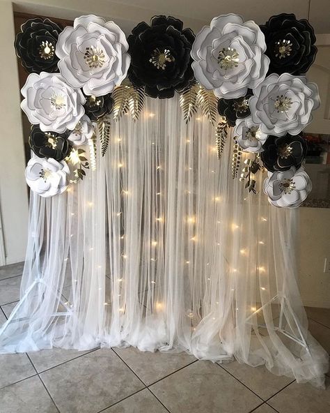 60th Birthday Party Decorations, Flower Backdrop Wedding, 50th Birthday Party Decorations, Graduation Party Planning, Graduation Party Themes, Diy Wedding Backdrop, Paper Flower Backdrop, Giant Paper Flowers, 60th Birthday Party