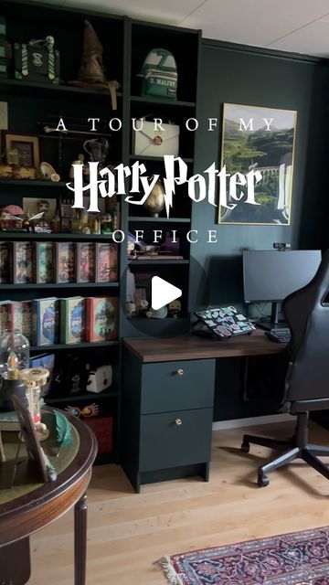 Jennifer | MAGICAL MISCHIEF ϟ - Harry Potter content creator on Instagram: "Finally took the time to record this 😅🐍

#harrypotter #slytherin #slytherin🐍 #slytherinaesthetic #slytherinpride #harrypotterfan #harrypotterworld #wizardingworld" Harry Potter Shelf Display, Harry Potter Home Aesthetic, Slytherin Room Aesthetic, Slytherin Office, Green Home Library, Harry Potter Office Decor, Harry Potter Common Room, Harry Potter Bookshelf, Dark Bookshelves