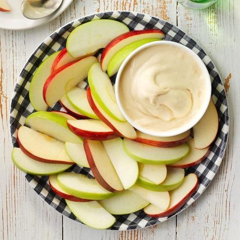 Fluffy Caramel Apple Dip Dips Dessert, Apple Dip Recipe, Caramel Apple Desserts, Cream Cheese Recipes Dip, Caramel Apple Dip, Cheese Dip Recipes, Classic Appetizers, Apple Dip, Sweet Dips