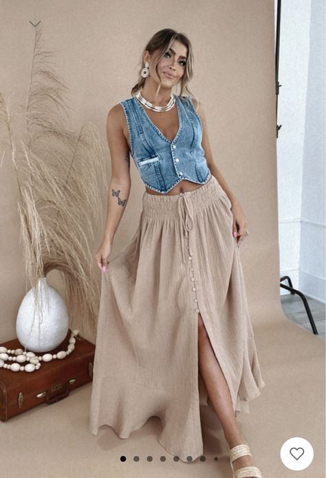 Maxi Skirt Cowgirl Boots, Tan Maxi Skirt Outfit, Napa Outfit, Boho Chic Outfits Summer, Mom Style Summer, Fam Pics, Boho Fashion Summer, Western Vintage, Maxi Skirt Outfits