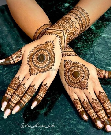 Hairstyles Mehndi, Hand Mehndi Designs Back, Minimal Mehndi, Mehndi Designs Back Hand, Mehndi Designs Back, Front Hand Mehndi Designs, Mehndi Hairstyles, Beautiful Simple Mehndi Design, Short Mehndi Design