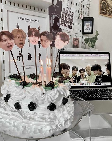 Kpop Idol Birthday Cake, Korean Cake Bts, Enhypen Birthday Cake, Kpop Idol Birthday, Kpop Birthday Cake, Korean Birthday Cake, Enhypen Merch, Idol Birthday, Bts Cake