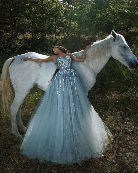 Horse Photoshoot Ideas Dress, Quinceanera Horse Pictures, Quince Photoshoot Ideas, Equine Photography Poses, Quince Pictures, Country Couple Pictures, Horse Photography Poses, Foto Cowgirl, Quinceanera Photoshoot