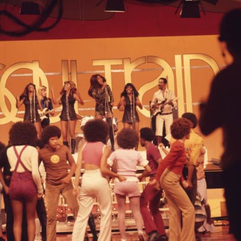 Soul Train Aesthetic, Soul Train Fashion, Hosting Era, The Sylvers, Soul Train Dancers, Soul Train Party, 70s Black Women, Wrong Generation, Playlist Pics