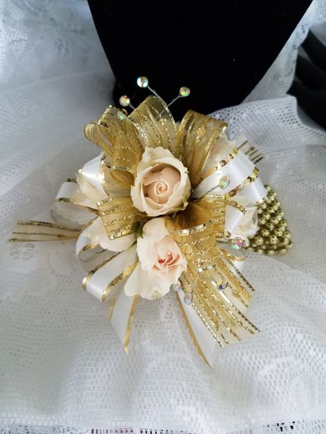 Champagne Corsage Prom, Prom Flowers Bouquet Gold Dress, White And Gold Corsage And Boutonniere, Corsage For Yellow Prom Dress, Corsage Prom White And Gold, White Gold Corsage, Gold Corsage Prom, Boutonnière Ideas, Prom Gold