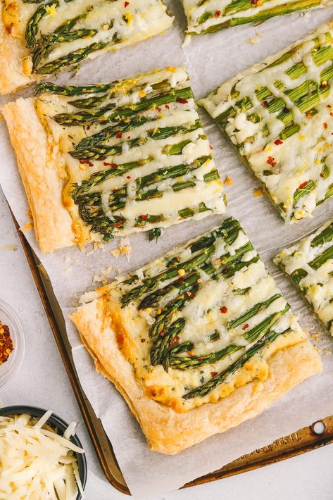 A 4 ingredient puff pastry asparagus tart that's simple to make and perfect for a light meal, brunch or any special occasion! Puff Pastry Asparagus, Gorgonzola Tart, Asparagus Tart Recipes, Asparagus Puff Pastry, Puff Pastry Tarts, Asparagus Tart, Goat Cheese Appetizer, Puff Pastry Appetizers, Asparagus Seasoning