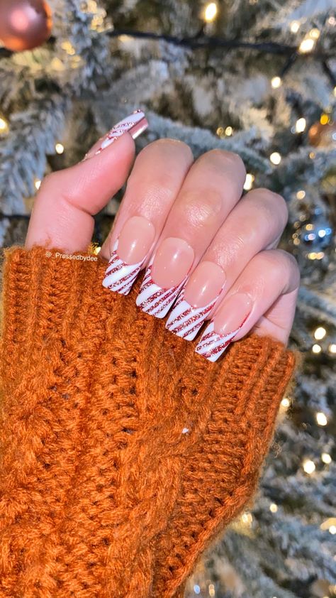 Candy cane french tip press on nails. Christmas nail inspiration. Christmas Candy Cane Nails, Nails Sparkly, Festive Nails, Festive Nail Designs, Candy Cane Nails, December Nails, Red Christmas Nails, Festive Nail Art, Nail Tutorial