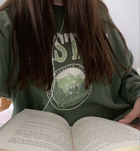 Reading Profile Picture, Reading Pfp, Reader Aesthetic Girl, Quiet Girl Aesthetic, Reader Girl Aesthetic, Quiet Aesthetic, Fem Aesthetic, Book Pic, Library Girl