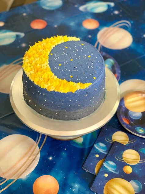 Moon Birthday Cake Sun And Moon Cake Design, Simple Moon Cake, Moon Theme Birthday Cake, Cake Moon Design, Moon Cake Ideas Birthday Parties, Moon Cake Design, Moon And Star Birthday Cake, Crescent Moon Cake, Moon Birthday Cake