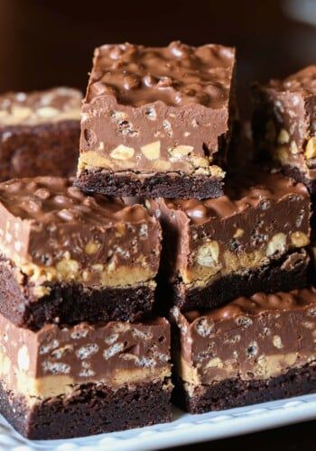 3 Musketeers Fudge Brownies - Cookies and Cups Cookies With Peanut Butter Cup, Peanut Butter Cup Desserts, Peanut Butter Chip Recipes, Peanut Butter Chip Brownies, Chocolate Peanut Butter Squares, Peanut Butter Cup Brownies, Peanut Butter Squares, Butter Desserts, Cookies And Cups