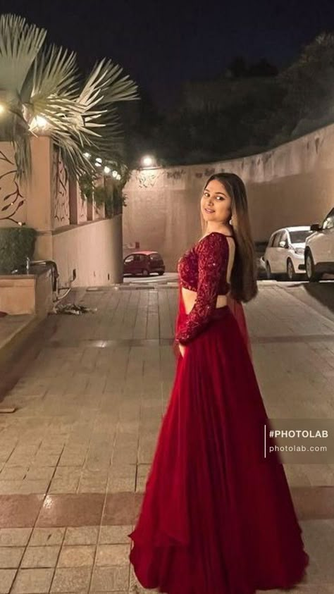 Red Lehenga Styling, Simple Lehnga Dress Indian Wedding, Simple And Elegant Lehenga, Lehengas Poses, Aesthetic Lengha Poses, Lehga Choli Designer For Girl, Lehanga Pose Ideas, Red Lehenga Party Wear, Lenga Design Indian Weddings