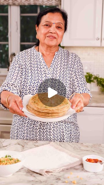 Archana Mundhe on Instagram: "🌱🌱 Mom’s Palak Paneer Paratha recipe with a delicious no cook filling that can be cooked in under 30 minutes 🙌🏽 
Comment “recipe” to get the recipe in your DM’s. 

#plantbasedrecipes #palakpaneer #parathas #desifood #indiancuisine #easyrecipe" Paneer Paratha Recipes, Palak Paratha, Paneer Paratha, Paratha Recipe, Instagram Mom, No Cook, Paratha Recipes, Desi Food, Indian Food