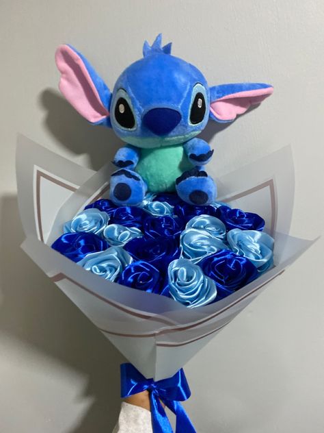 De chile 🇨🇱 Ribbon Bouquets, Stitch Bouquet, Ramo Ideas, Ribbon Rose Bouquets, Ribbon Flowers Bouquet, Eternal Roses, Luxury Flower Bouquets, Diy Ribbon Flowers, Glitter Rosa