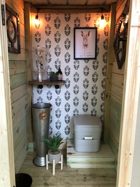 Practical little outhouse for your guests. Pool Outhouse, Outhouse Interior, Build An Outhouse, Outdoor Toilet Ideas, Cute Outhouse, Diy Outhouse, Off Grid Bathroom, Outdoor Toilet And Shower, Shed Bathroom