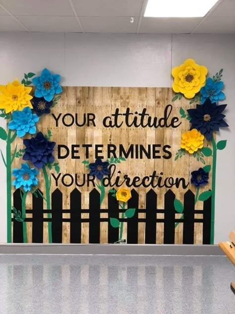 Soft Board Decoration Ideas For School Office, April Office Decorations, Boletin Board Ideas Decoration, Classroom Flower Wall, Spring Bulletin Board Ideas High School, Flowers Bulletin Board Ideas, Flower Classroom Decorations, Flowers For Bulletin Board, Spring Office Decorations