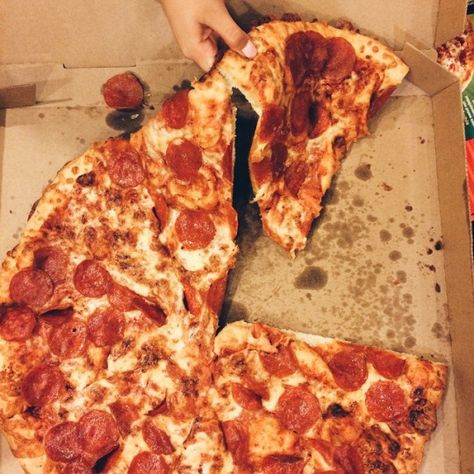 Boxes Aesthetic, Box Aesthetic, Pizza Aesthetic, Tumblr Food, Pizza Party, Peter Parker, Pizza Recipes, Cheese Pizza, Pepperoni Pizza