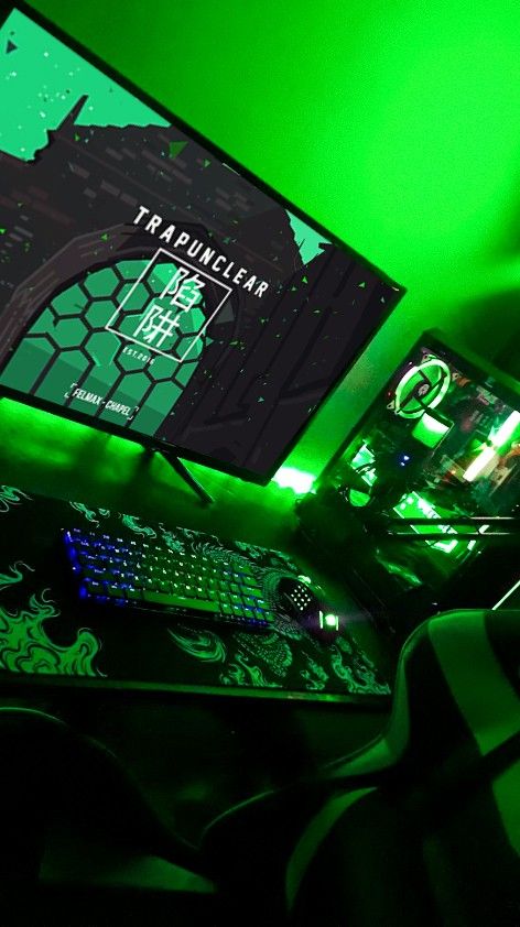 PC Gamer Green Black And Green Setup, Green Gamer Bedroom, Green And Black Gaming Setup, Dark Green Pc Setup, Dark Green Gaming Setup, Green Gamer Aesthetic, Green Pc Setup, Green Gaming Room, Pc Gamer Aesthetic