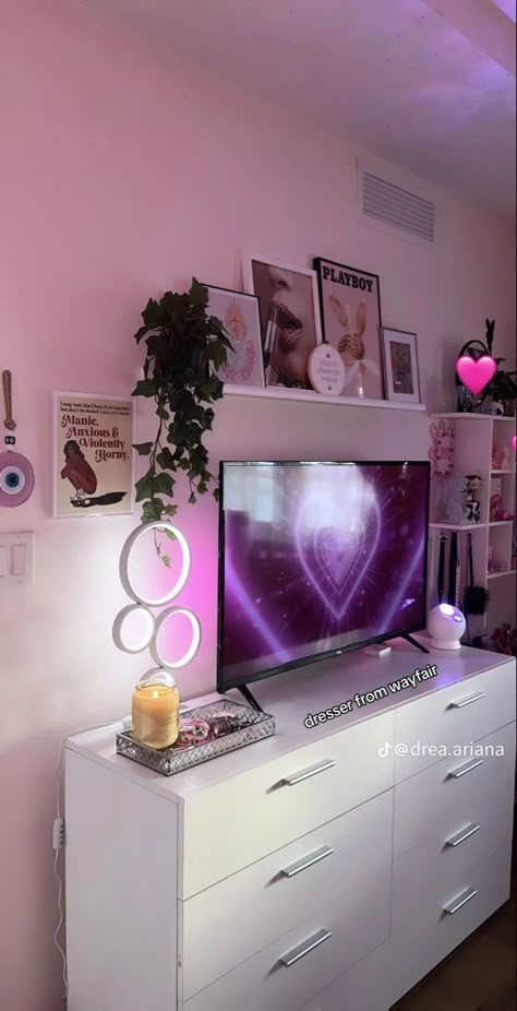 Cute Tv Stand Ideas Bedrooms, Tv Stand Aesthetic Bedroom, Bedroom Tv Placement Ideas, Tv In Room Aesthetic, Bedroom Tv Decor, Tv In Room Bedroom, Tv Set Up Bedroom, Tv Bedroom Ideas, Tv In Bedroom Ideas