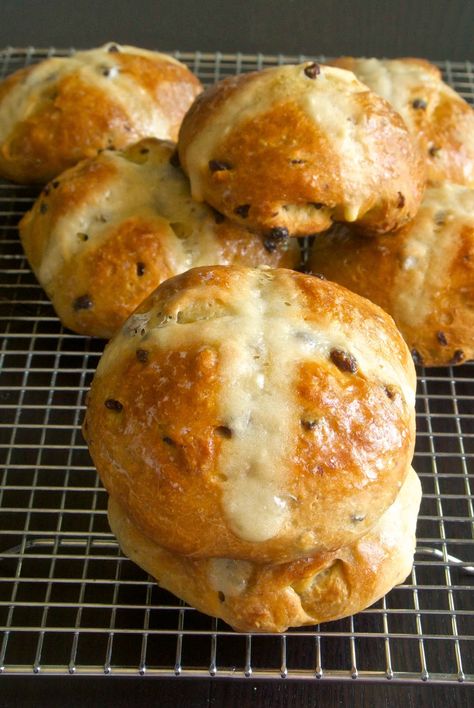 Hot cross buns Traditional British Food, Cross Buns Recipe, Hot Cross Buns Recipe, Baking Buns, British Desserts, Bangers And Mash, Sweet Buns, Hot Cross Buns, Cross Buns