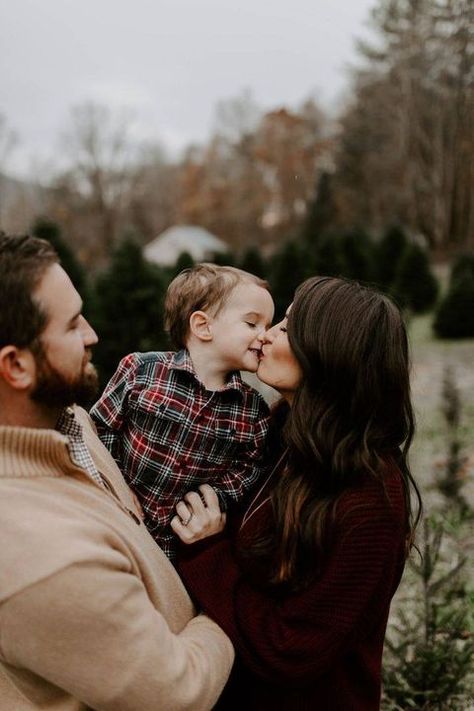 Christmas Tree Photoshoot, Christmas Tree Farm Pictures, Christmas Tree Farm Mini Session, Tree Farm Photo Shoot, Christmas Tree Farm Photo Shoot, Christmas Photos Outfits, Christmas Tree Farm Photos, Winter Family Pictures, Christmas Pictures Outfits