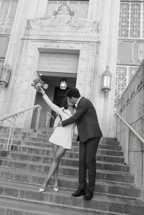 Vintage Elopement Wedding, Modern City Wedding Photos, Elopement Photography City Hall, Aesthetic Civil Wedding, Eloping Courthouse Wedding, Nyc Civil Wedding, February Courthouse Wedding, Old Money Courthouse Wedding, Winter Wedding Courthouse