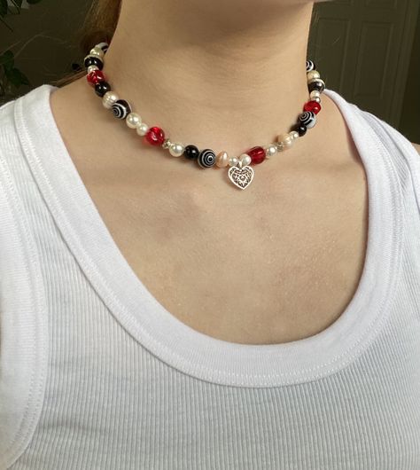 Black And Red Beaded Necklace, Red Chunky Necklace, Bead Choker Diy, Black Beads Choker, Black And Red Heart, Diy Choker, Charm Choker Necklace, Clay Diy Projects, Black Bead Necklace